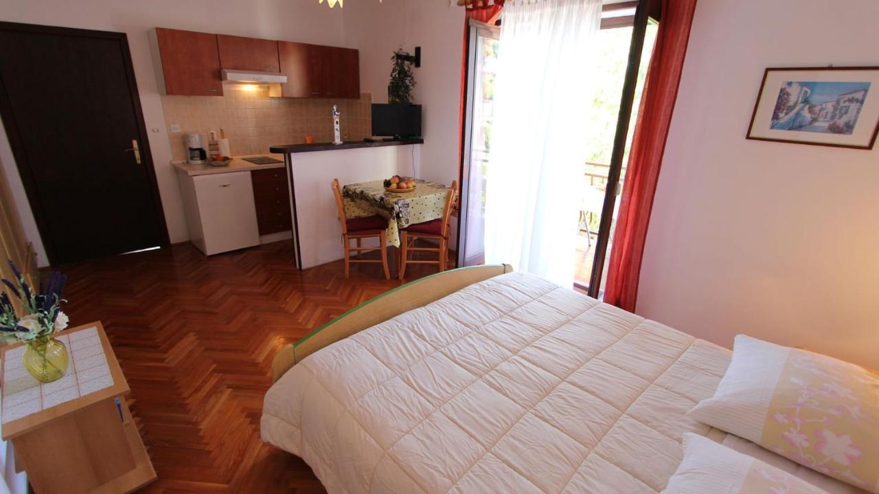 Apartments And Rooms Jelka Malinska Εξωτερικό φωτογραφία