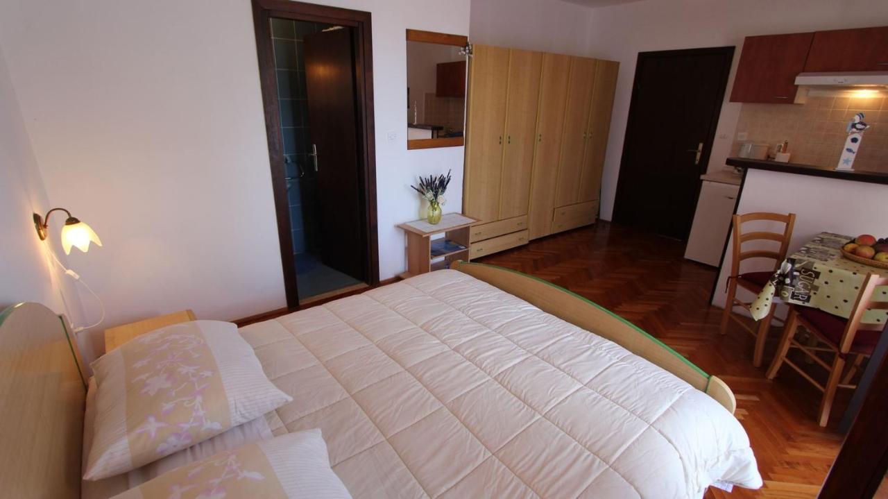 Apartments And Rooms Jelka Malinska Εξωτερικό φωτογραφία