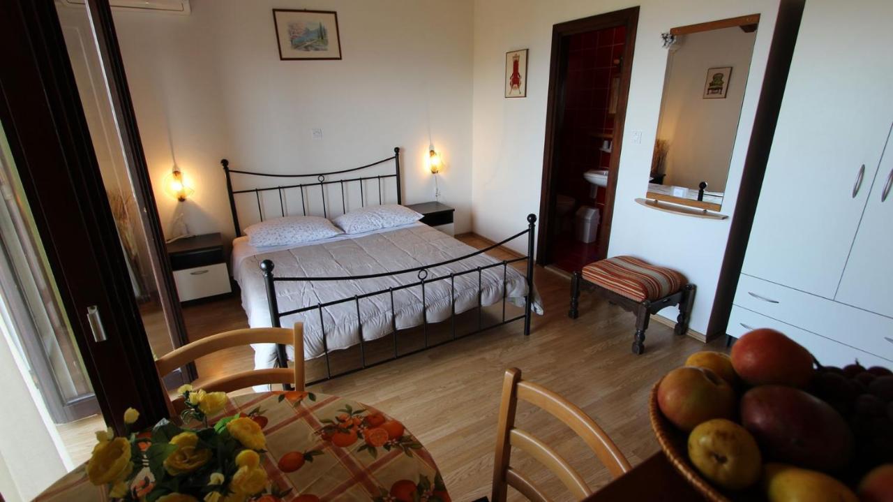 Apartments And Rooms Jelka Malinska Εξωτερικό φωτογραφία