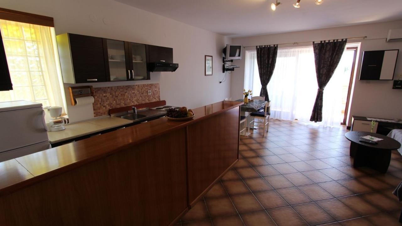 Apartments And Rooms Jelka Malinska Εξωτερικό φωτογραφία