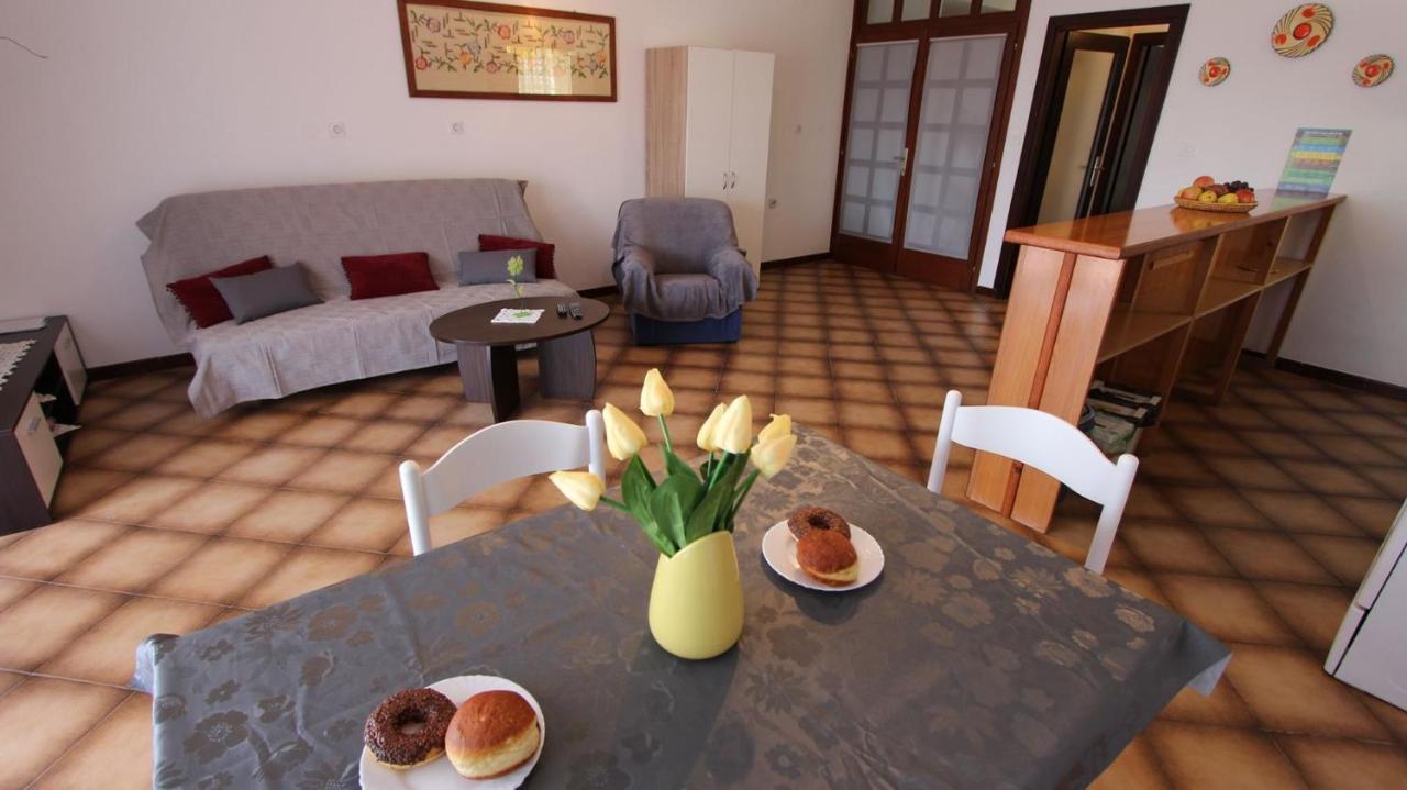 Apartments And Rooms Jelka Malinska Εξωτερικό φωτογραφία