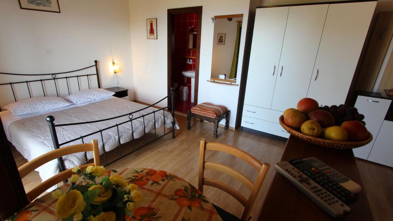 Apartments And Rooms Jelka Malinska Εξωτερικό φωτογραφία